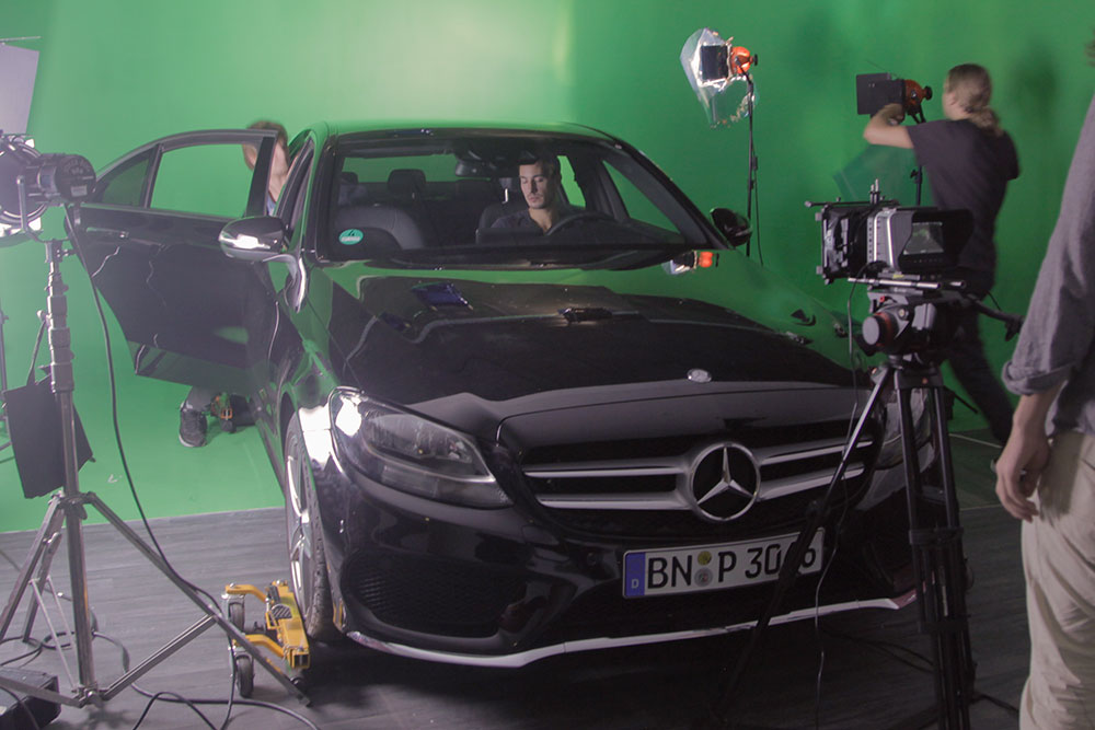 Voiture sur le plateau de tournage video en studio pas cher